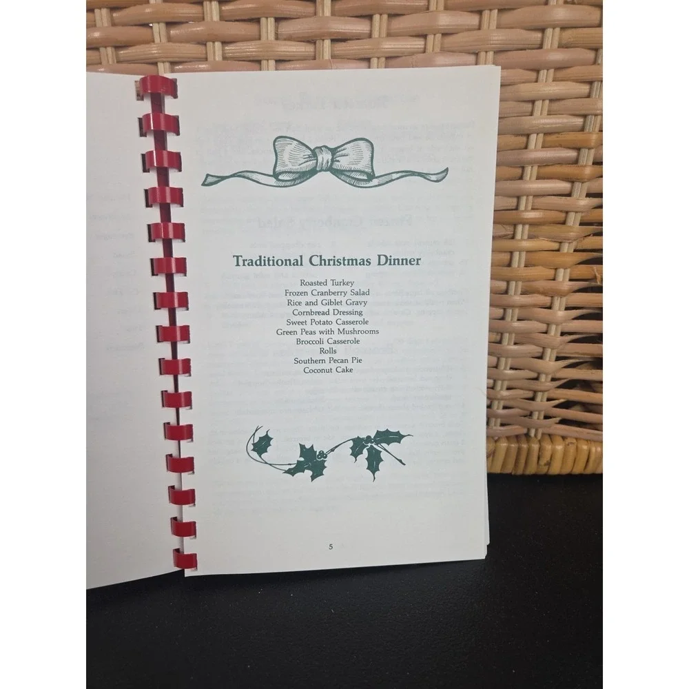 Holiday Favorites: Traditional Family Recipes by Dot Gibson (1993, Spiral Bound)